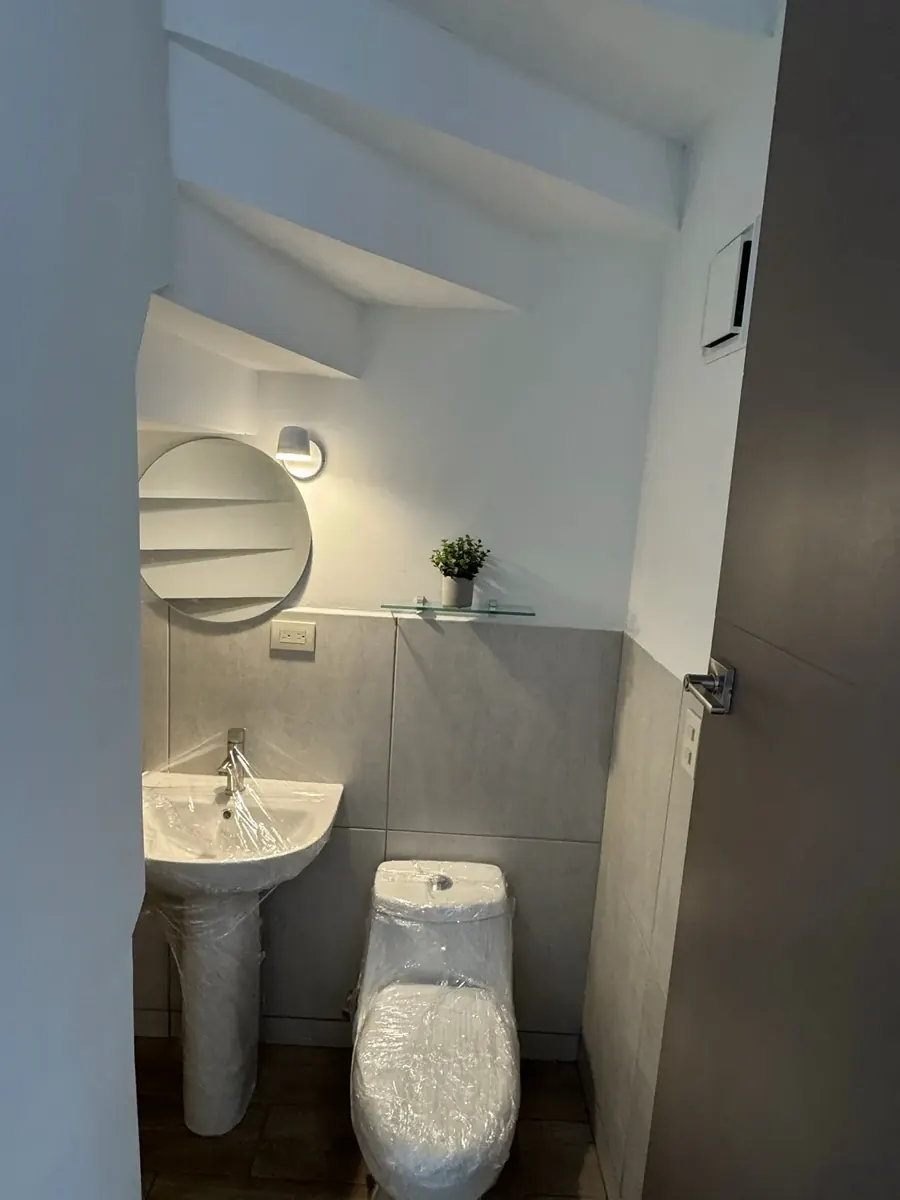 Baño de visitas con lavamanos de pedestal