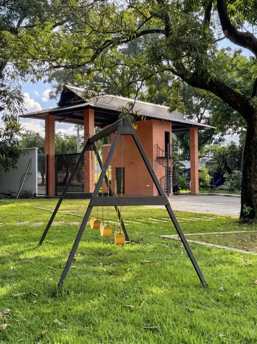 Juegos infantiles con la garita de acceso al fondo